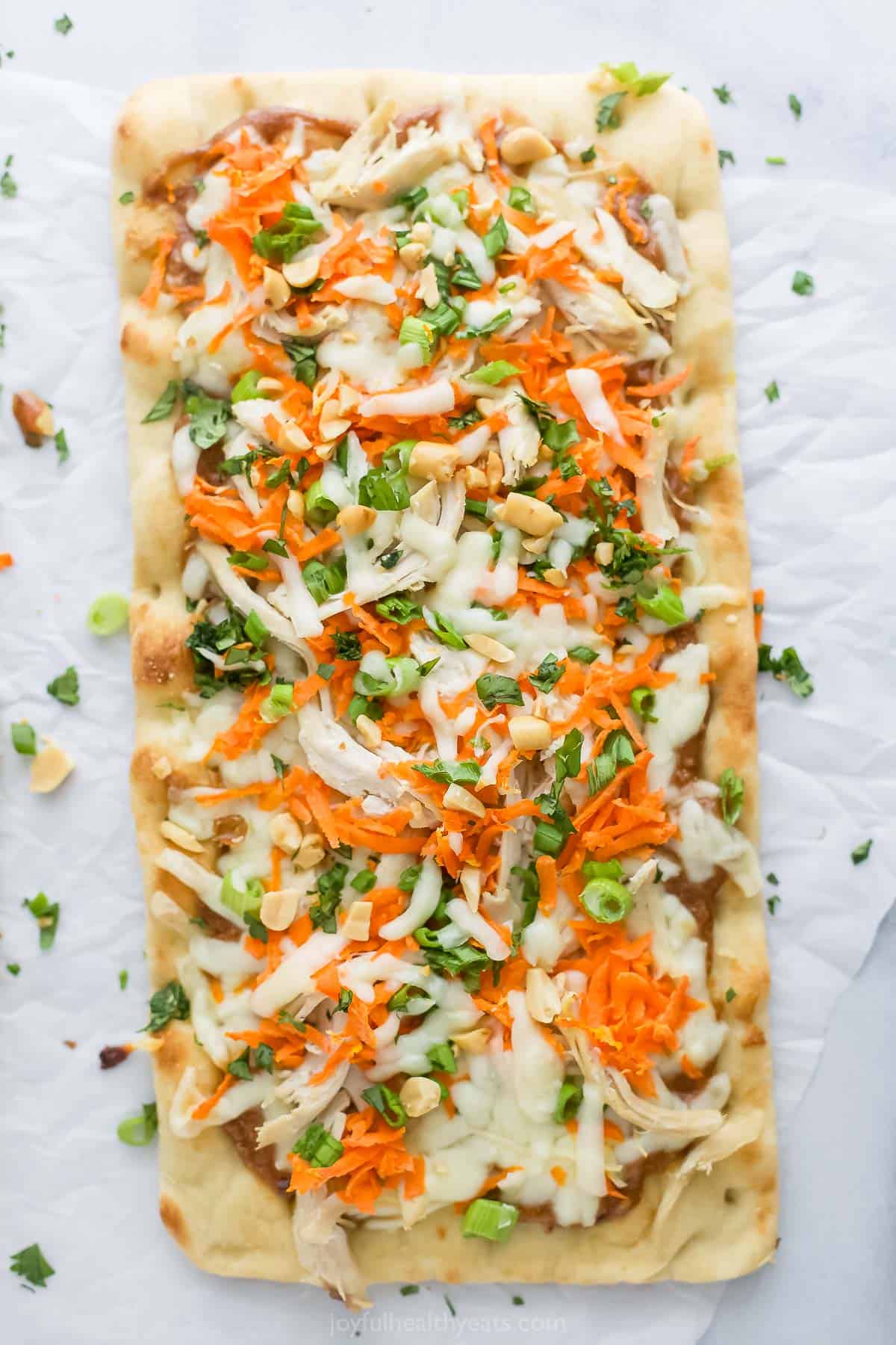 Freshly baked Thai chicken pizza with garlicky peanut sauce. 