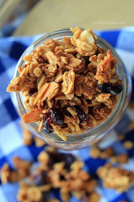 Homemade Pumpkin Spice Granola ... just go ahead and make a double batch of this its addicting! | purewellnessjourneyclub.com #pumpkin #fall #recipes