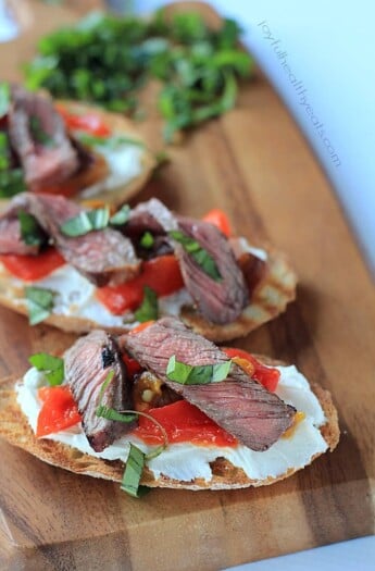 Grilled Ribeye & Roasted Pepper Bruschetta with Whipped Goat Cheese, the ultimate mouth watering appetizer! | purewellnessjourneyclub.com