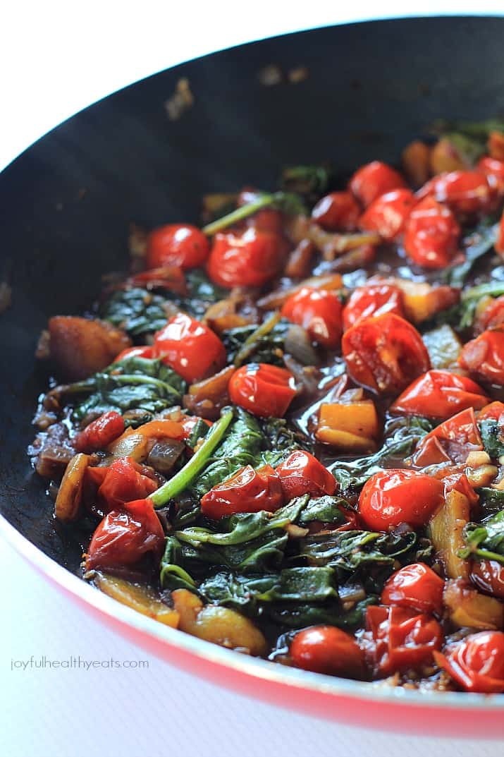 Portobello Mushroom Pizza with Sautéed Balsamic Vegetables, crazy good & healthy! | purewellnessjourneyclub.com #vegetarian #glutenfree