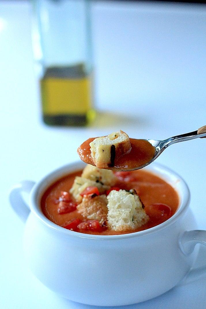 A hearty Tuscan Tomato Soup with Homemade Rosemary Garlic Croutons! | purewellnessjourneyclub.com | #wintersoup #souprecipes #vegetarian #freezerfriendly