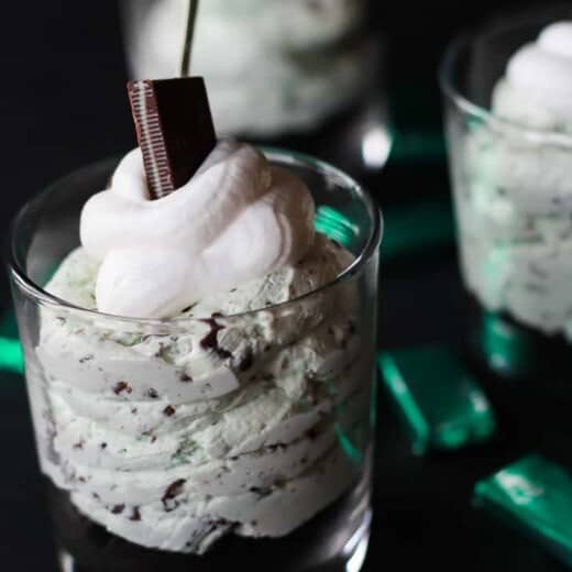 Mini No Bake Mint Chocolate Chip Cheesecake - easy peasy to make and seriously awesome! Love Andes Candy! | purewellnessjourneyclub.com #dessert #recipe