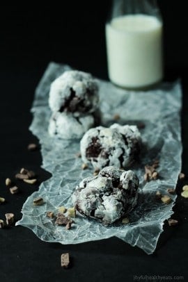 Fresh mint flavor mixed with rich dark chocolate make this the BEST Chocolate Crackle Cookie ever and perfect for the holidays. | purewellnessjourneyclub.com