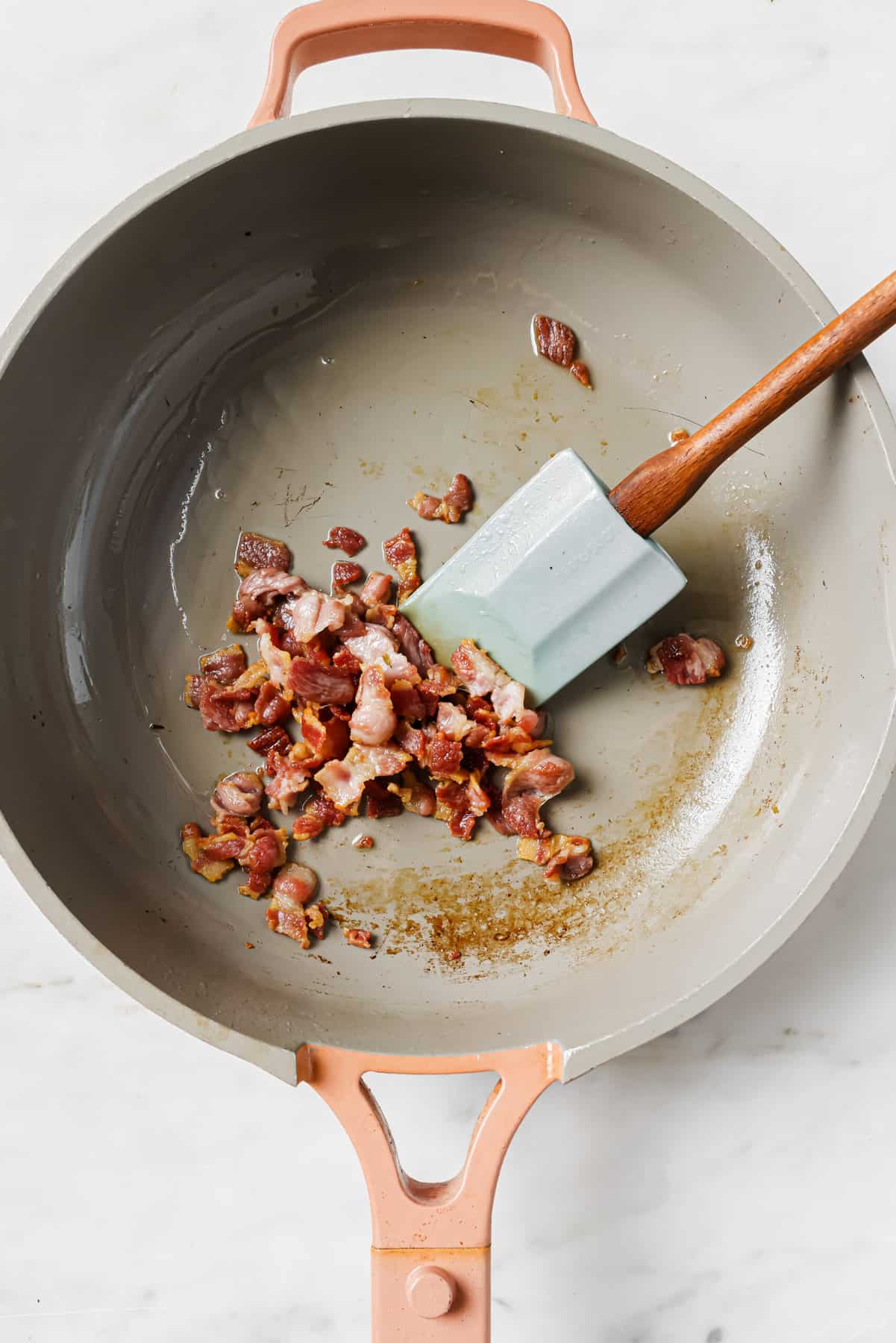 Cooking the bacon in skillet